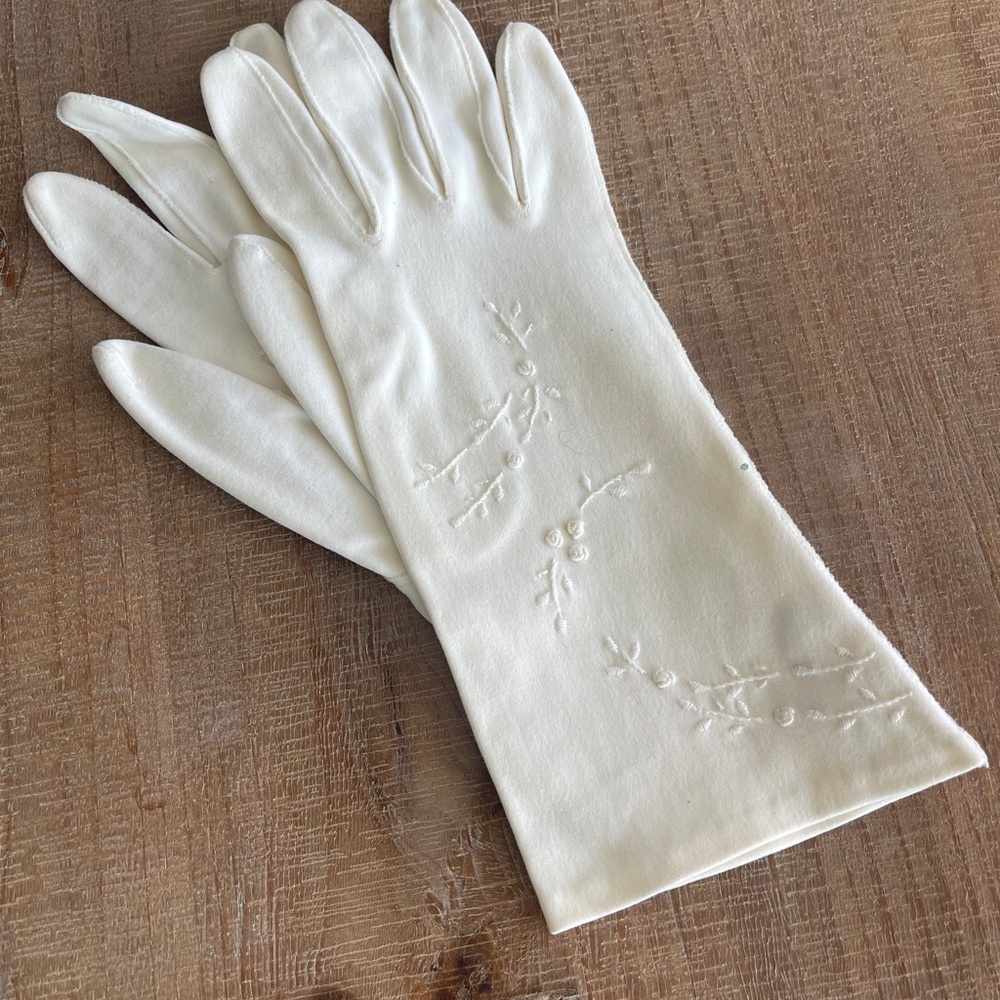 Elegant White Embroidered Gloves